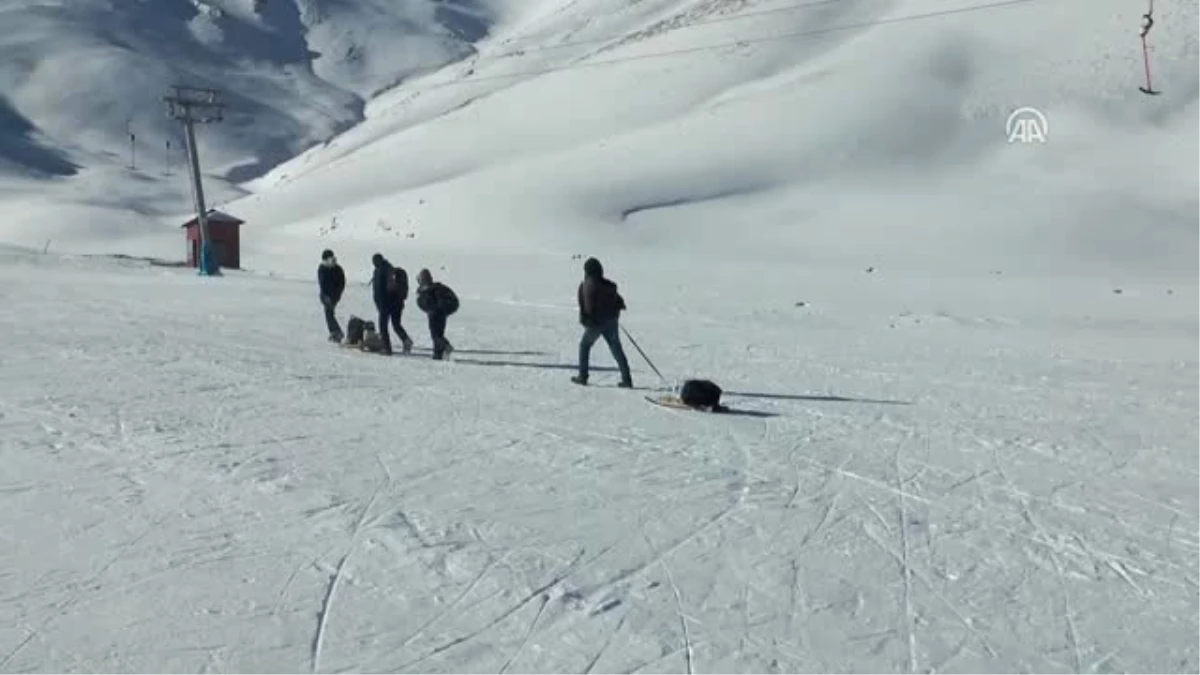 Harçlıklarını Kızaklı Çay Servisinden Çıkarıyorlar