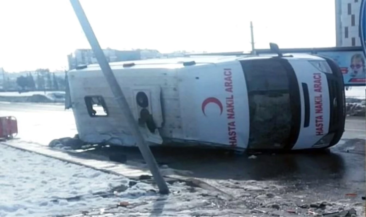 Hasta Nakil Ambulansı Otomobille Çarpıştı: 4 Yaralı