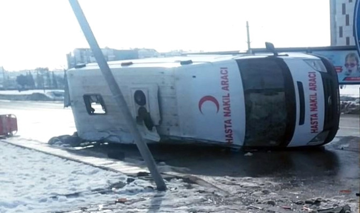 Hasta Nakil Ambulansı Otomobille Çarpıştı: 4 Yaralı