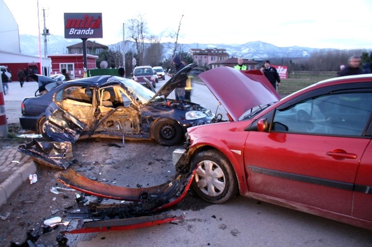 Kocaeli\'de Trafik Kazası: 4 Yaralı