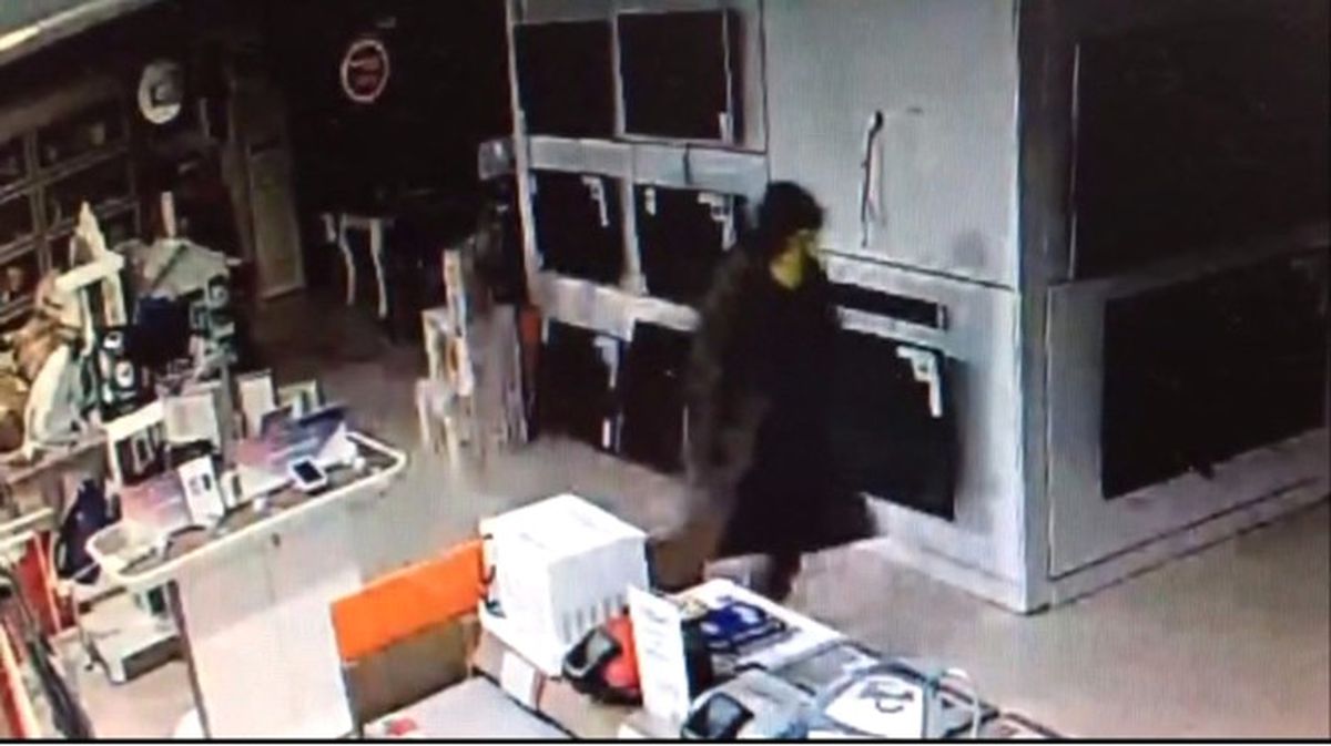 Mağazadan Televizyon Çalan Hırsızlar Kayıplara Karıştı