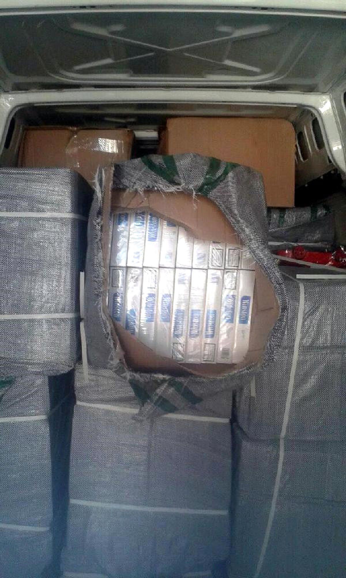 Minibüsten 70 Bin 150 Paket Kaçak Sigara Çıktı