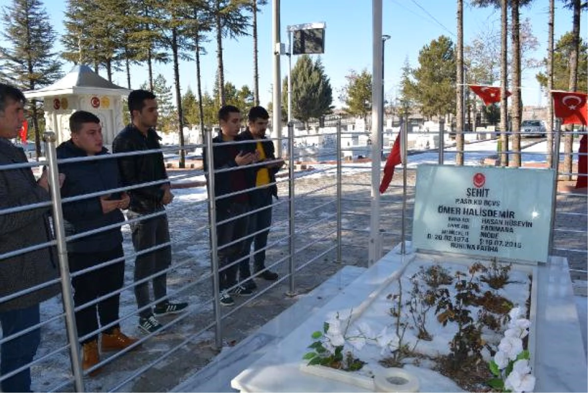 Polis Adaylarından Sınav Öncesi Ömer Halisdemir\'in Kabrine Ziyaret