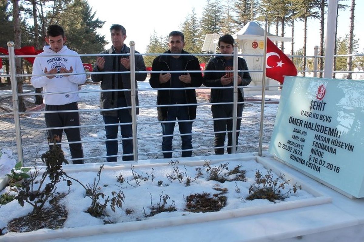 Polis Özel Harekat Adayları Ömer Halisdemir\'in Kabrini Ziyaret Ediyor