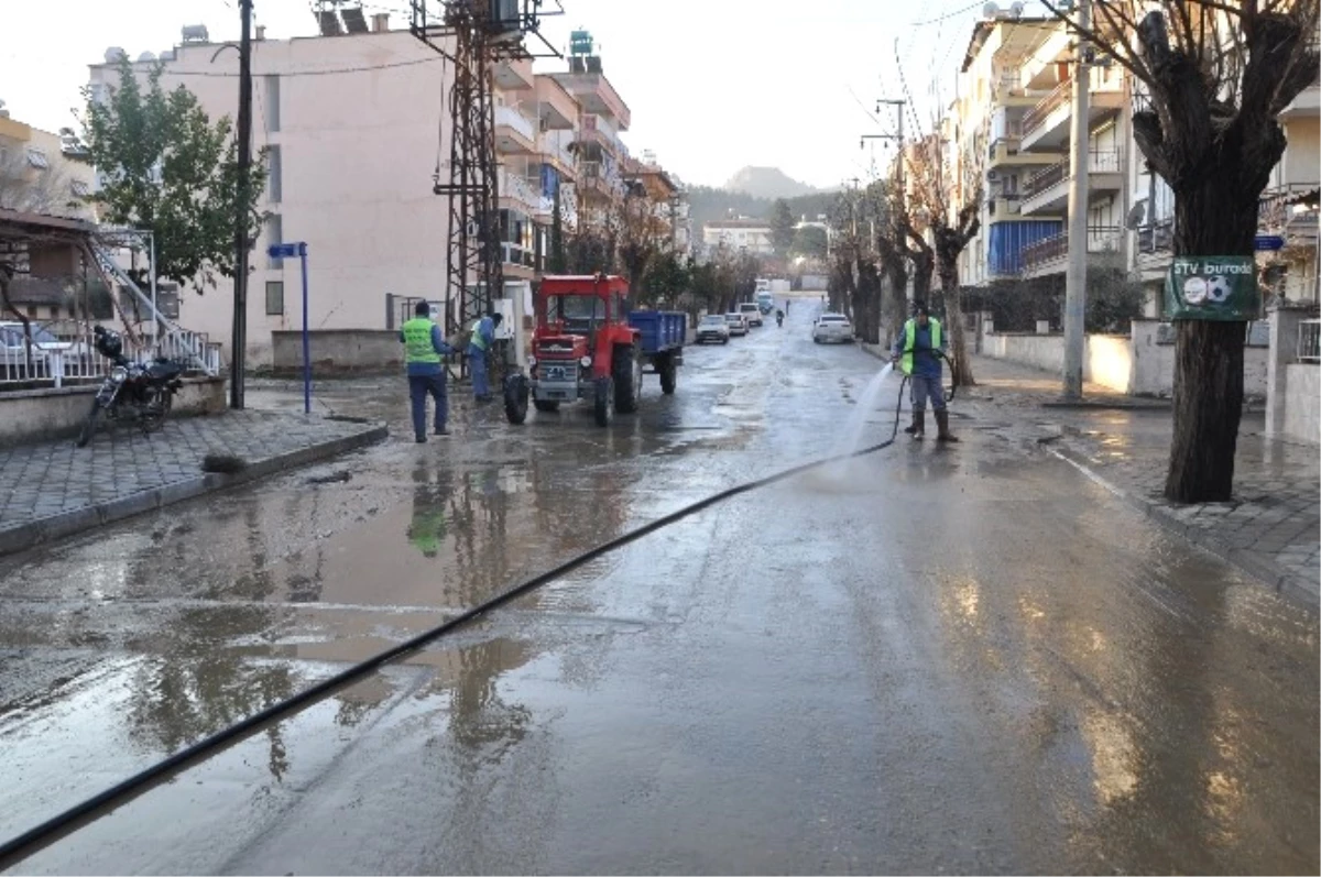 Salihli\'de Cadde ve Sokaklar Temizleniyor