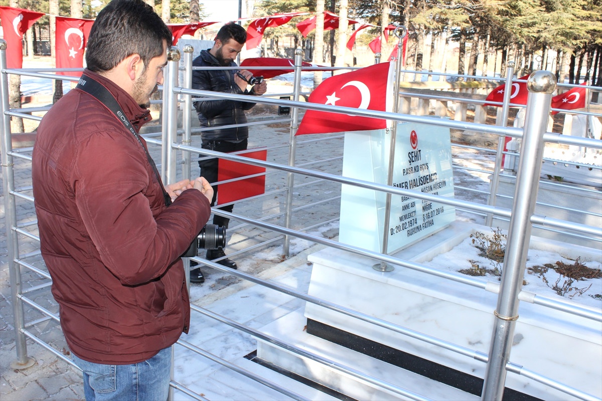 Şehit Halisdemir\'in Kabrine Ziyaretler Sürüyor