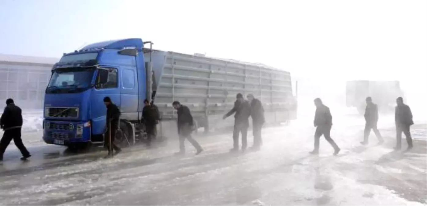 Erzurum\'da Kanalizasyon Borusu Patladı, Tamire Gelen Araçlar Buza Gömüldü