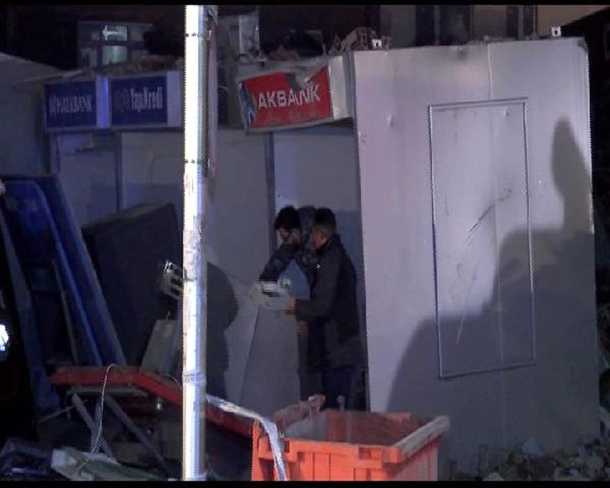 Zeytinburnu\'nda Devrilen Atm\'lerdeki Paraları Görevliler Aldı