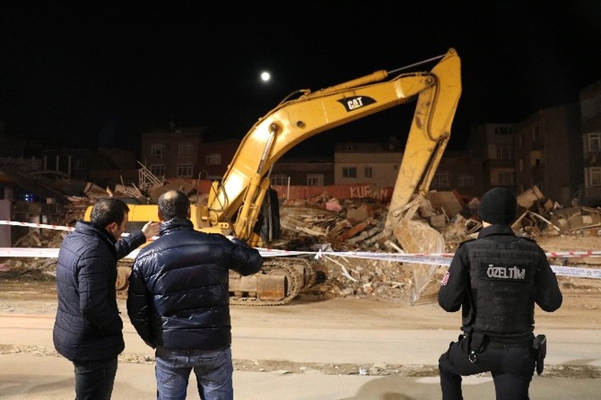 Zeytinburnu\'nda Enkaz Kaldırma Çalışmaları Sürüyor