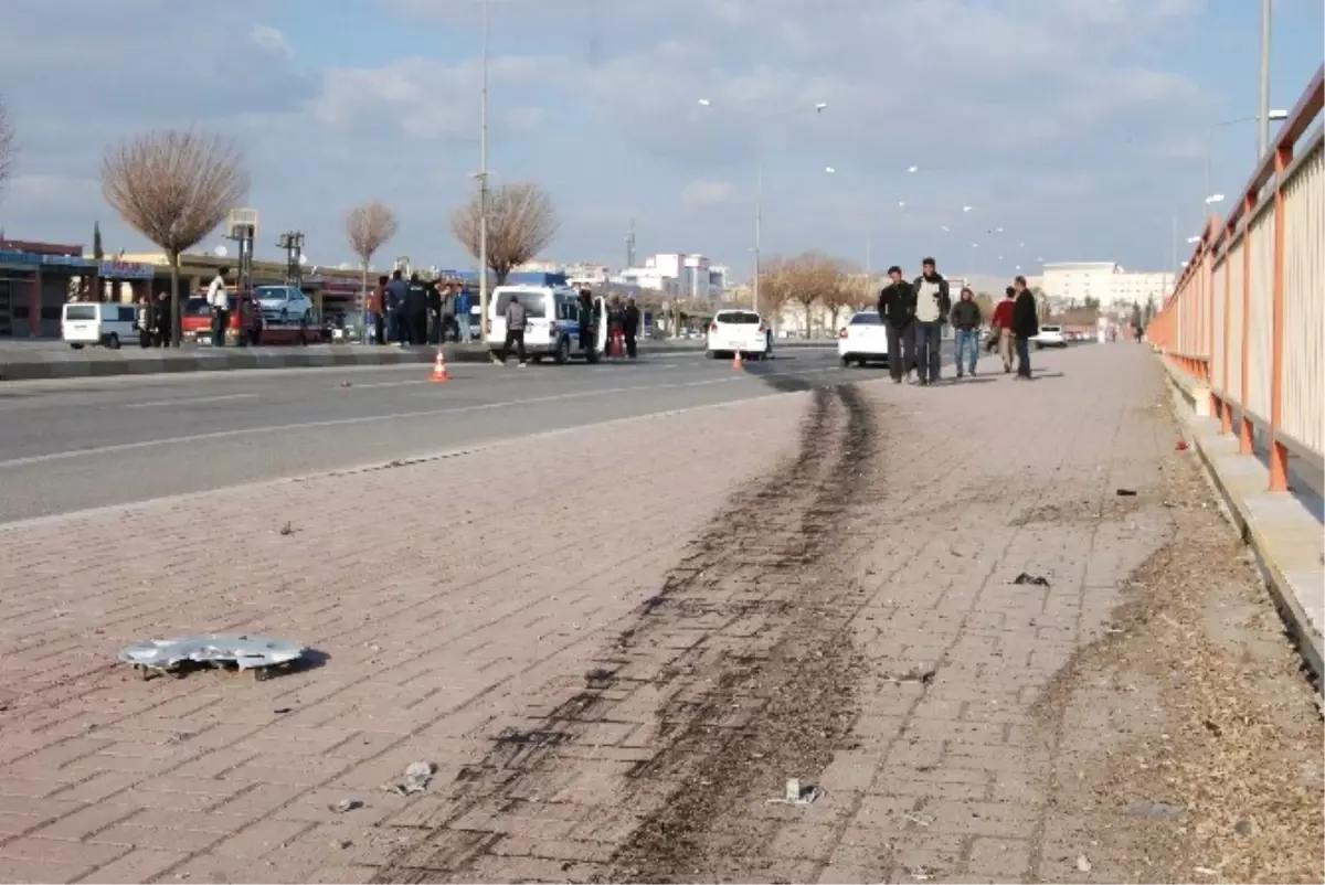 16 Yaşındaki Sürücünün Otomobil Yarışı Kazayla Bitti: 3 Yaralı