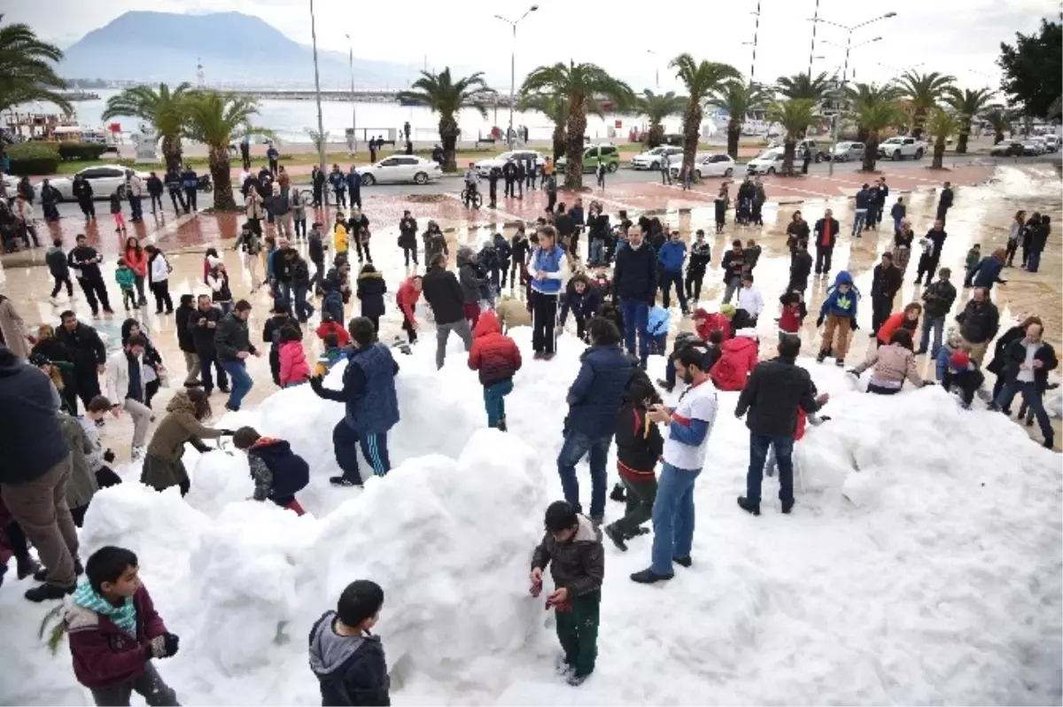 Alanya\'da Denize Sıfır Kartopu Savaşı