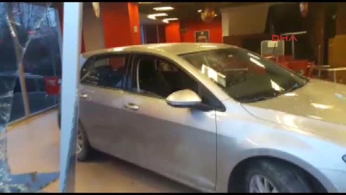 Bilecik Fren Yerine Gaza Basınca Fast Food Dükkanına Girdi