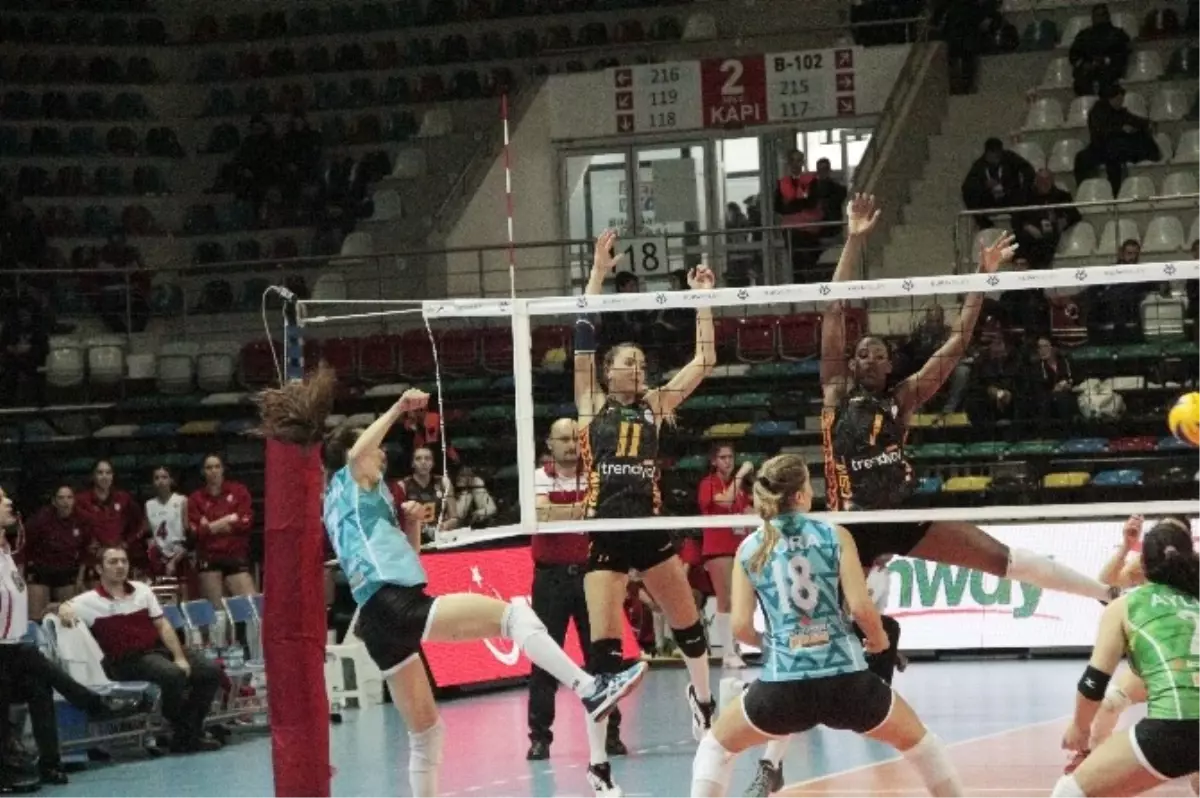 Bursa Büyükşehir Belediyespor Kupa Voley\'de Yarı Finale Yükseldi