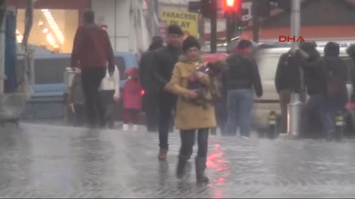 Bursa\'da Ani Bastıran Yağmur Etkili Oldu