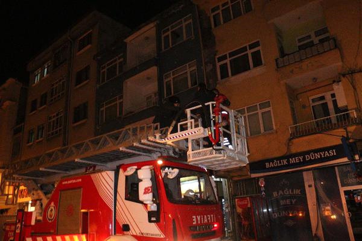Yakalanacağını Anlayan Cezaevi Firarisi, Balkonda İntihara Kalkıştı