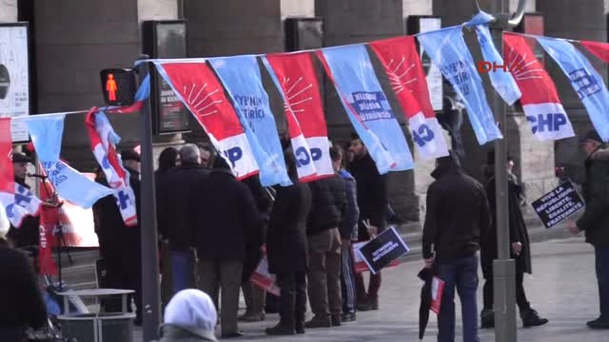 CHP Lyon Birligi, Teröre ve Başkanlık Sistemine Karşı Gösteri Düzenledi