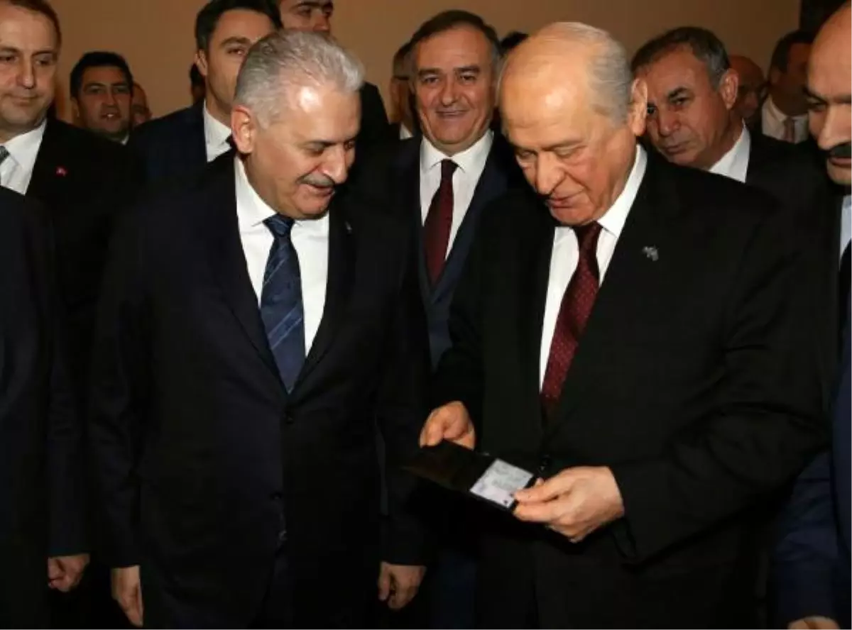 Başbakan Yıldırım, Bahçeli\'ye Yeni Çipli Kimliğini Verdi