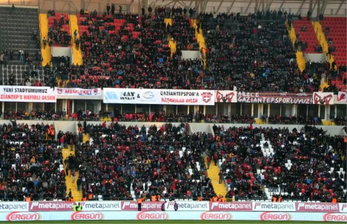 Gaziantep Stadyumu\'ndaki İlk Maçı 7 Bin Seyirci İzledi