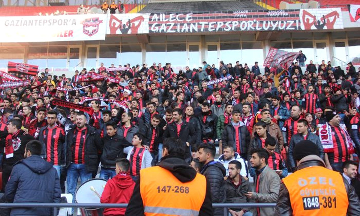 Gaziantepsporlu Taraftarlardan Alkışlı Protesto