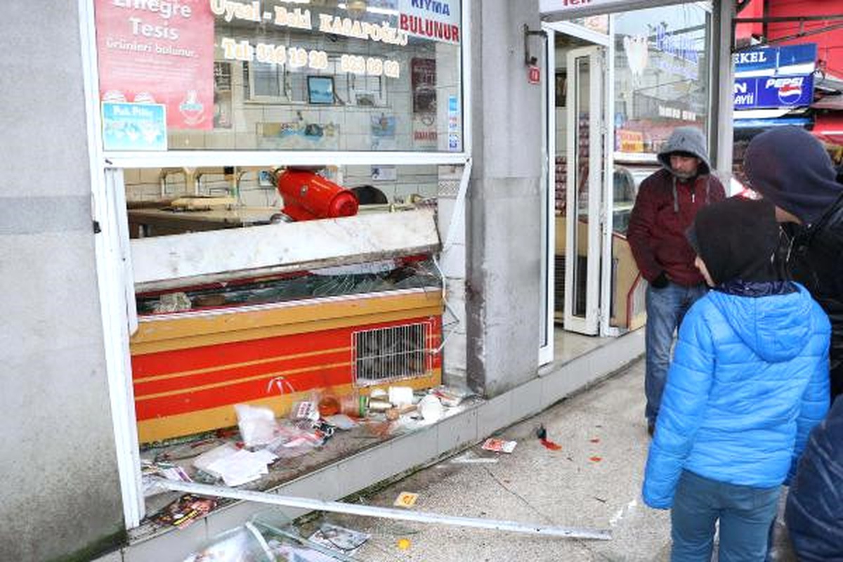 Geri Manevra Yaparken Kasap Dükkanına Girdi