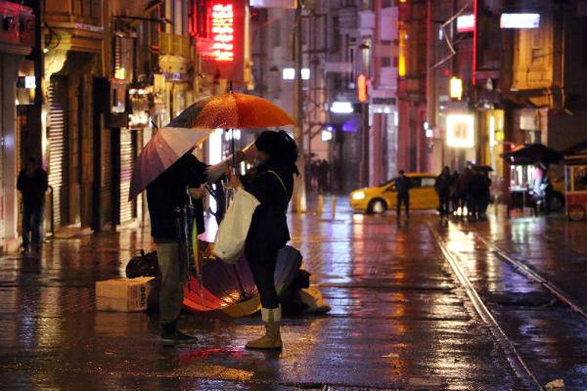 İstanbul\'da Gece Sağanak Yağmur Etkili Oldu