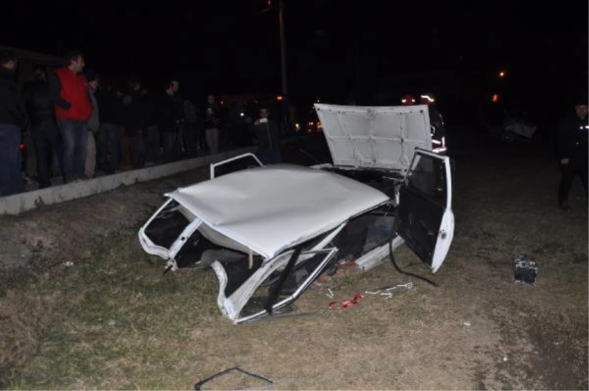 Kaza Yapan Otomobil İkiye Ayrıldı: 3 Yaralı