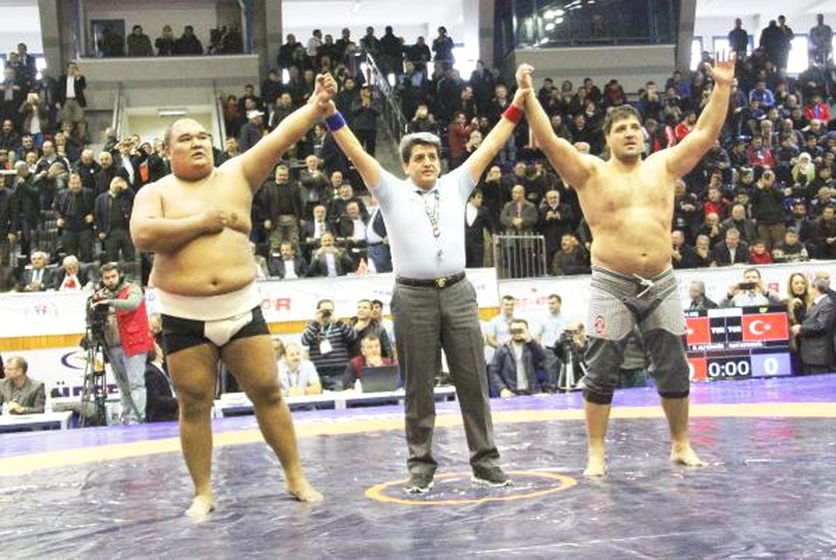 Kırkpınar Başpehlivanı Recep Kara, Sumo Asya Şampiyonu Almaz Ergeshov\'u Tuş Etti