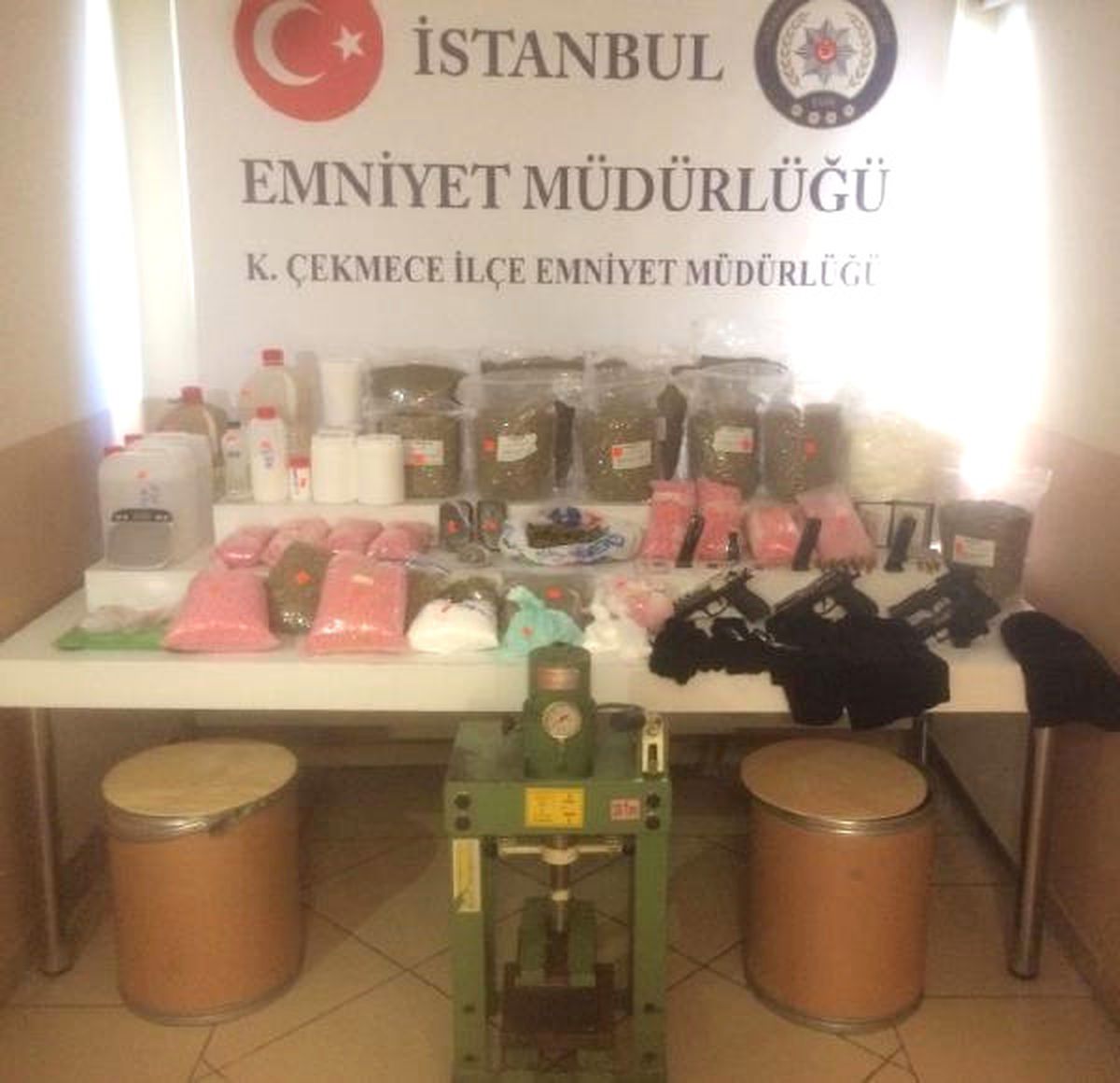 Küçükçekmece\'de Uyuşturucu Operasyonu
