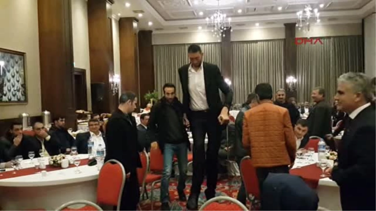 Mardin Dünyanın En Uzun Adamı Kösen\'e Müsiad\'tan Gönüllü Üyelik Verildi
