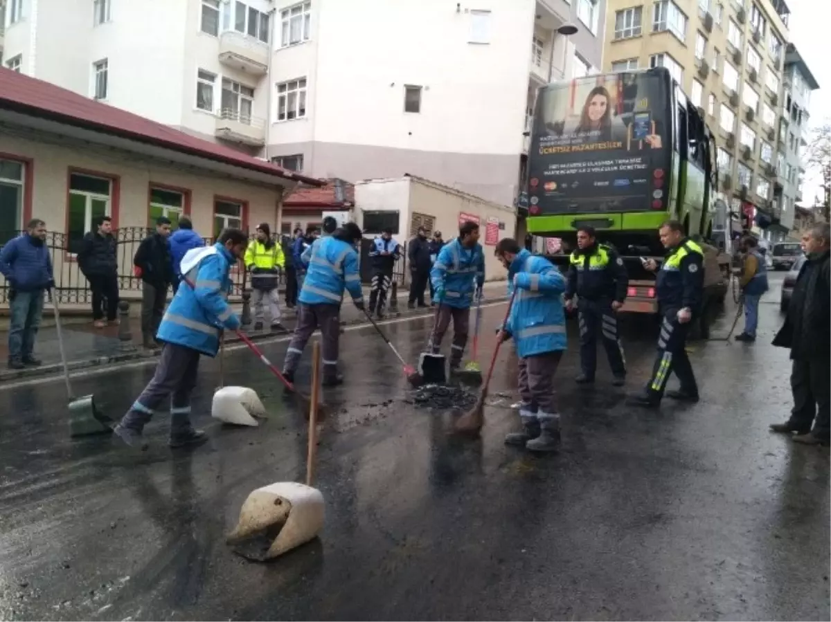 Otobüs Yangının Ardından Yolu Temizlik Görevlileri Temizledi