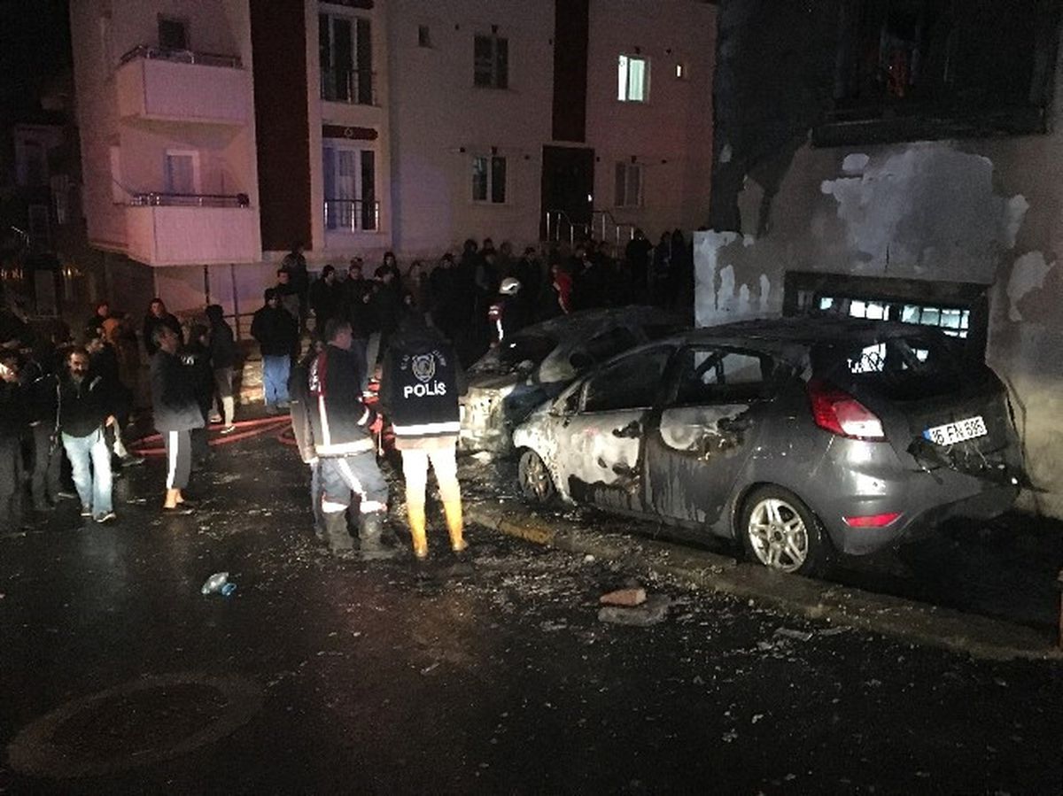 Sancaktepe\'de 3 Araç Alev Alev Yandı
