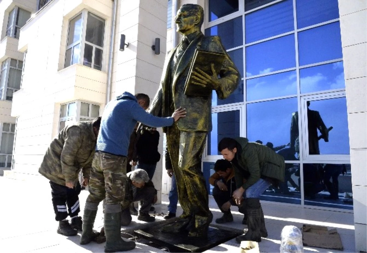 Silifke Adalet Sarayı\'na 3 Metrelik Atatürk Anıtı