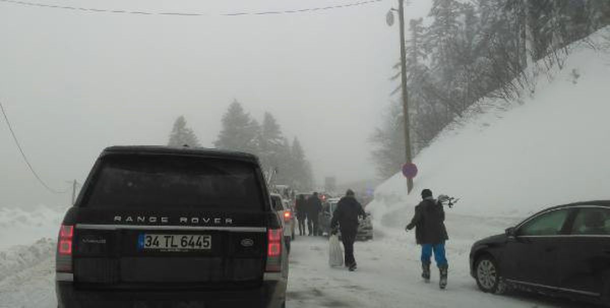 Tatilci Akını Uludağ\'da Trafiği Kilitledi
