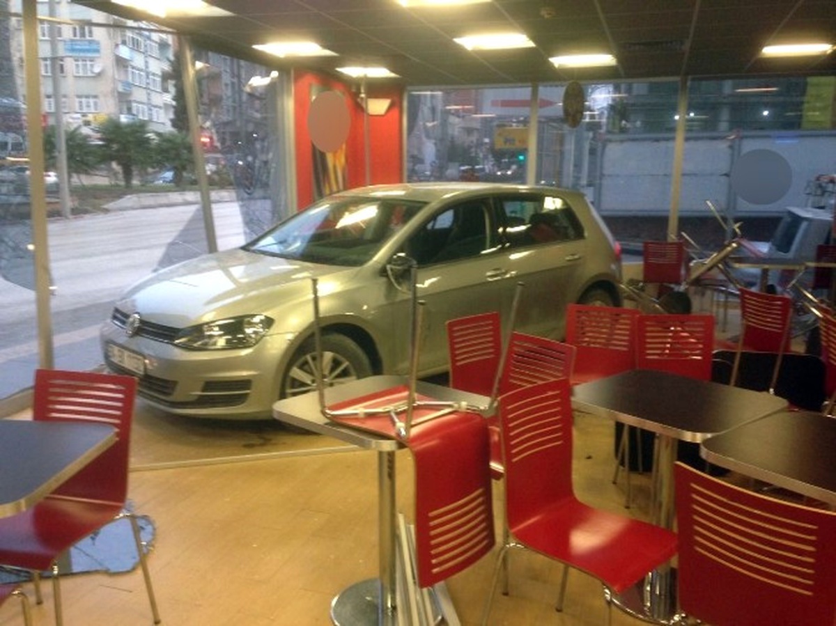 Vitesi Karıştıran Sürücü Otomobiliyle İş Yerine Girdi