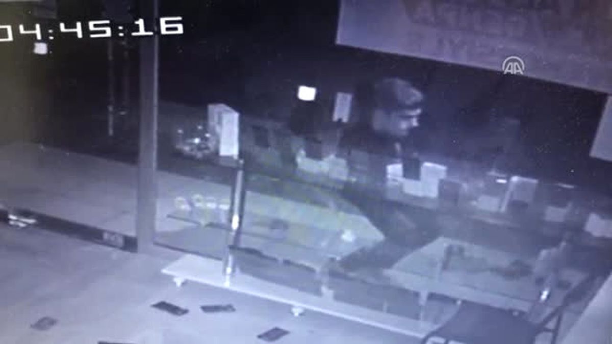 Vitrindeki Maket Cep Telefonlarını Çaldı