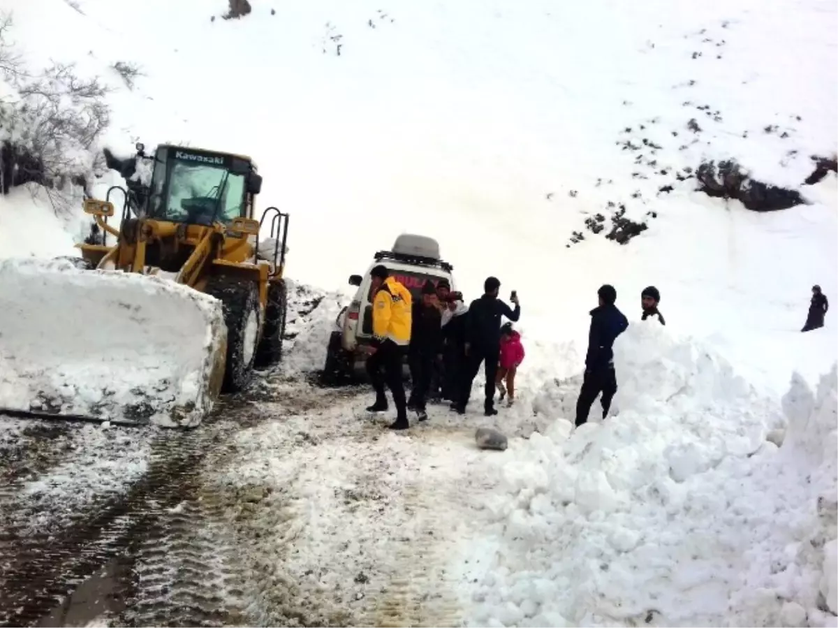 Yolu Kapanan Köyde Sancılanan Hamile Kadın Kurtarıldı