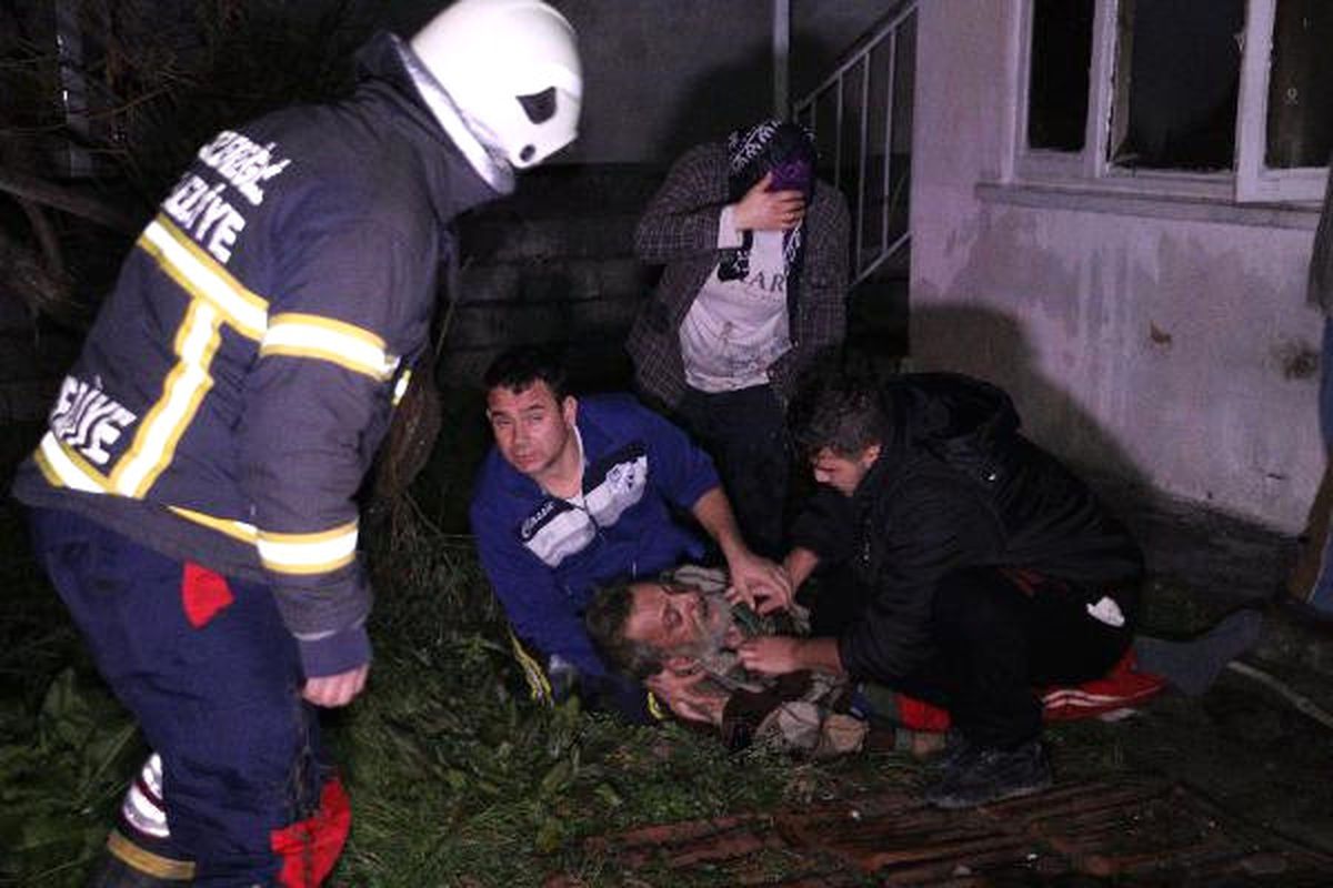 Zonguldak\'ta Ev Yangını: 1\'i Ağır 2 Yaralı