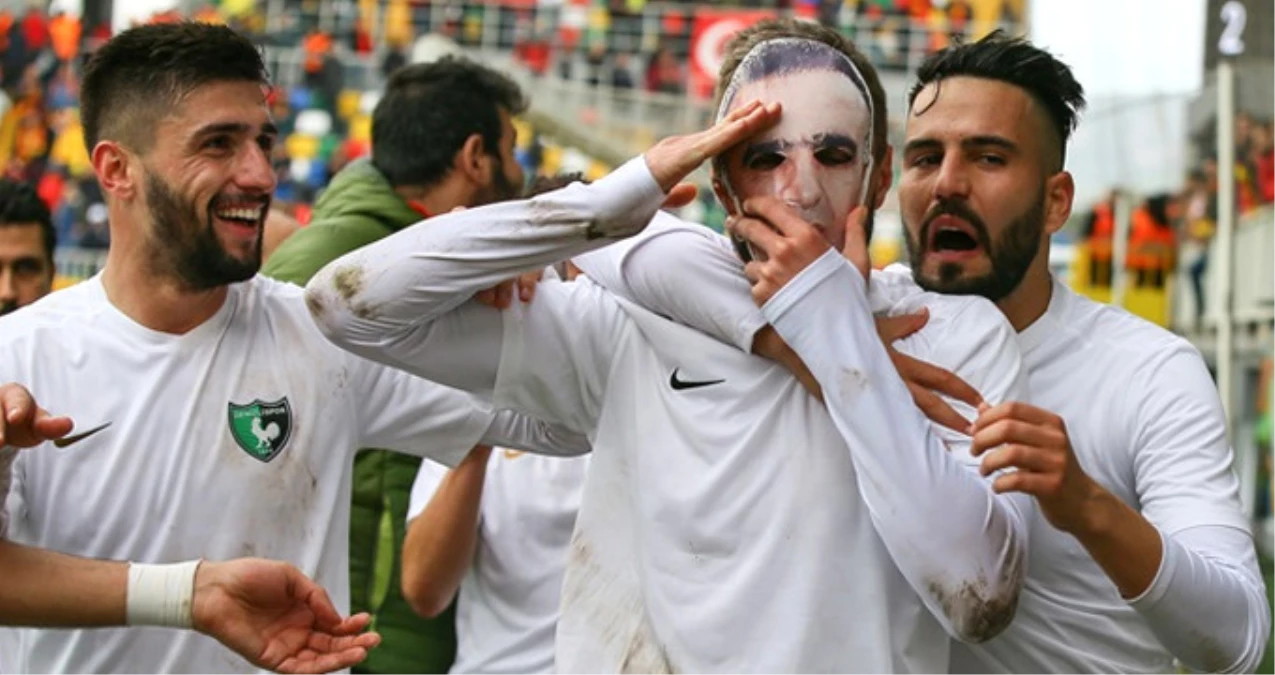 1. Lig Maçında Brezilya Futbolcu, Golden Sonra Fethi Sekin\'in Maskesini Taktı