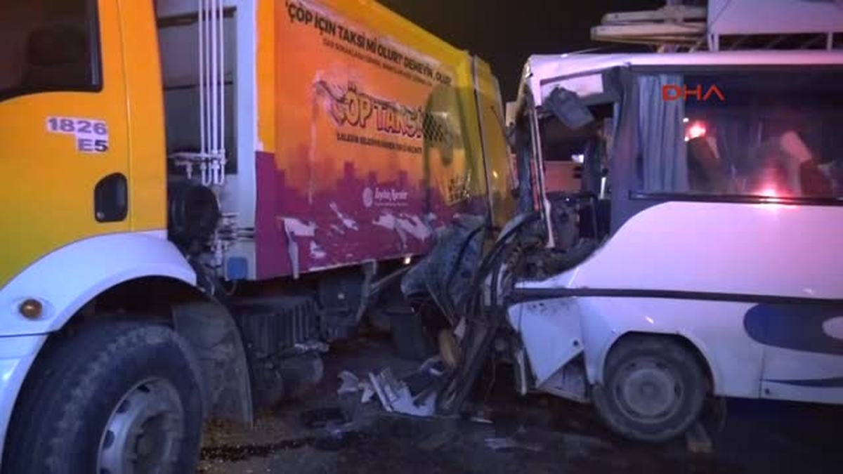 Adana\' da Işçi Servisi Çöp Kamyonuna Çarptı; 15 Yaralı