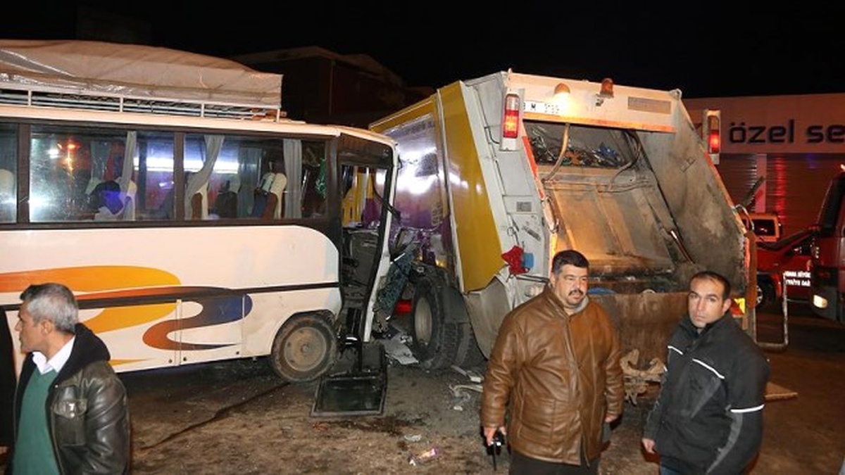 Adana\' da İşçi Servisi Çöp Kamyonuna Çarptı; 15 Yaralı