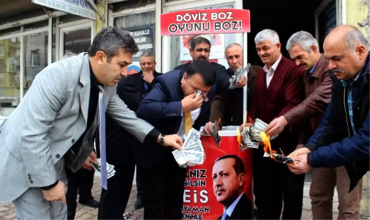 Doların Yükselişini Protesto Eden Muhtarlar, Dolarları Ateşe Verdi