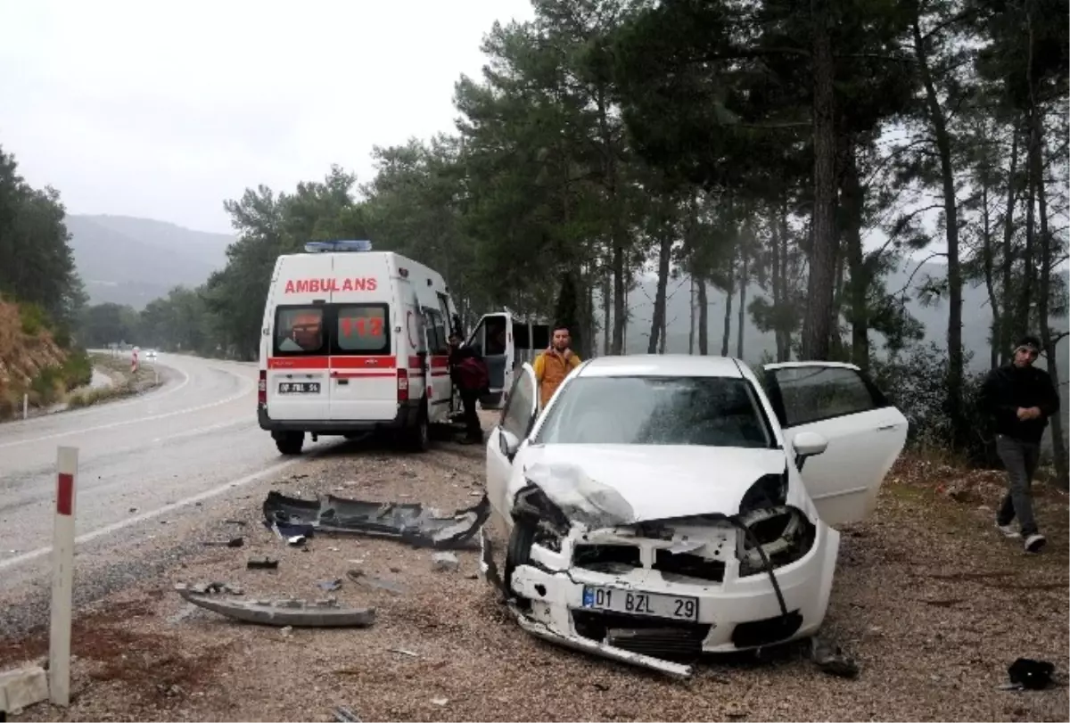 Antalya\'da İki Ayrı Trafik Kazası: 1\'si Ağır 6 Yaralı