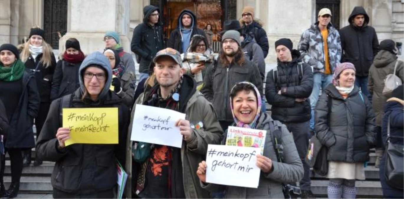 Avusturya\'da "Başörtüsü Yasağı" Protestosu