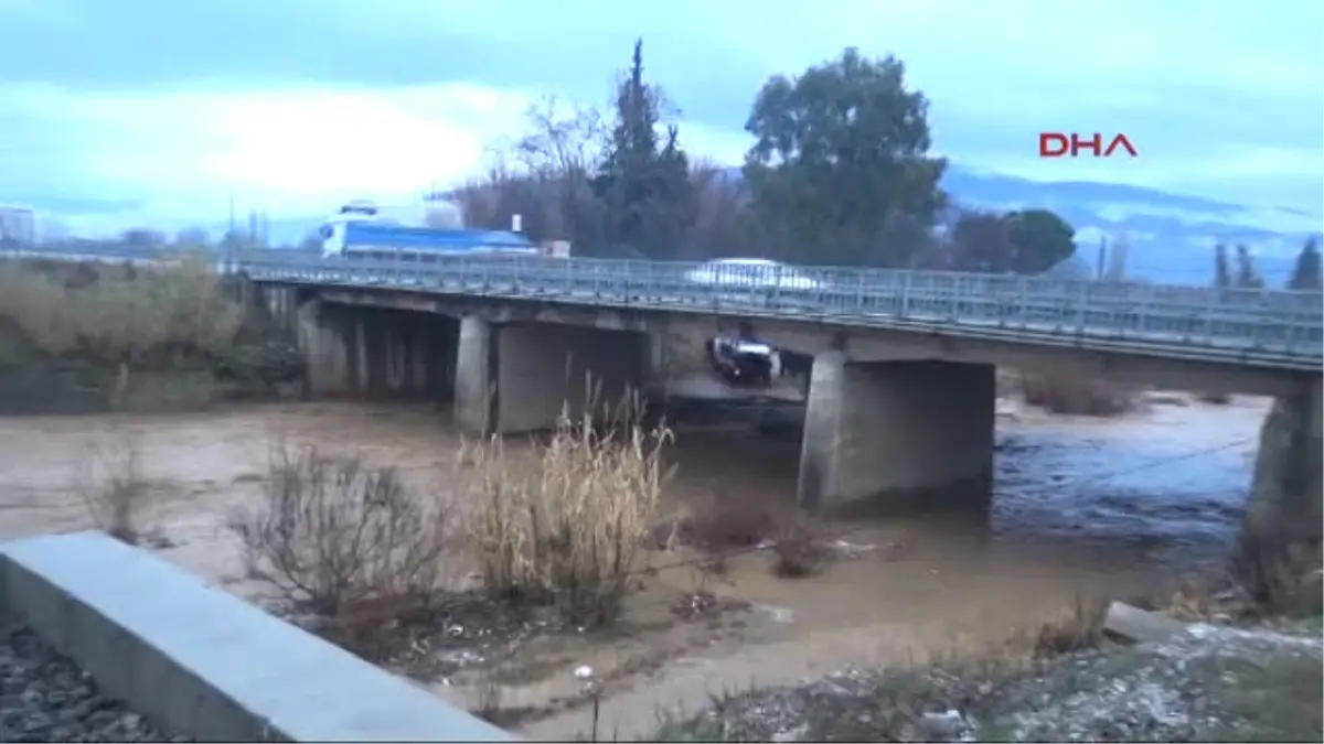 Aydın Çaydan Geçen Sürücünün Otomobili Sürüklendi