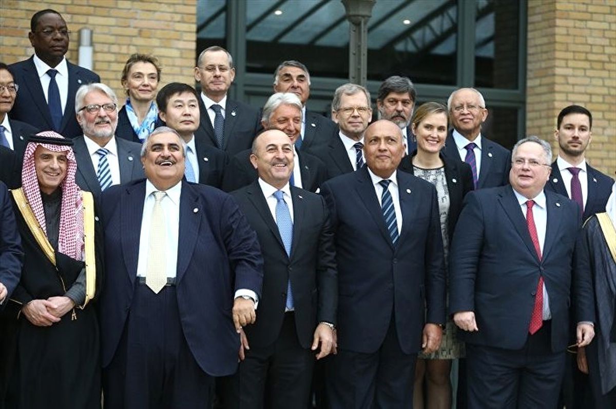 Bakan Çavuşoğlu Paris\'te Aile Fotoğrafında Yer Aldı