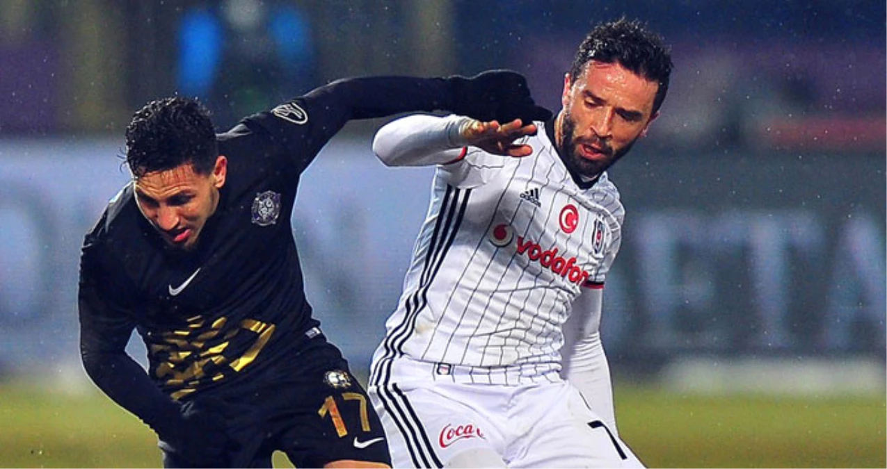 Beşiktaş\'ta Gökhan Gönül, Osmanlıspor Maçında Sakatlanarak Oyundan Çıktı