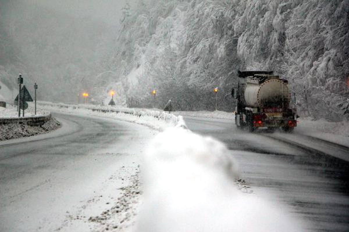 Bolu Dağı\'nda Kar ve Sis Ulaşımı Yavaşlattı