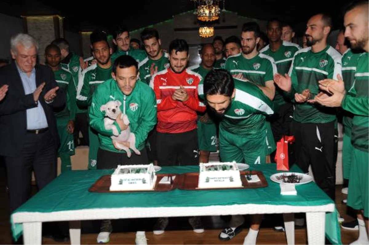 Bursaspor\'da Antrenman Öncesi Batalla ve İsmail\'e Doğum Günü Sürprizi