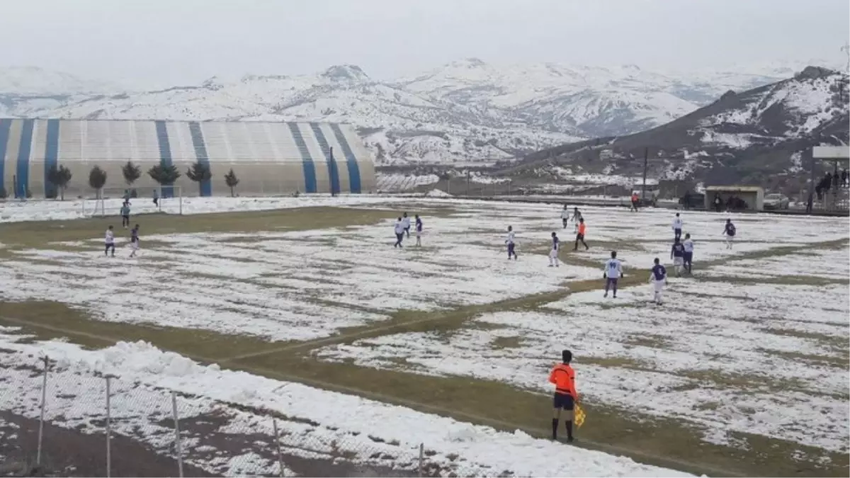 Buz Kaplı Alanda Futbol Oynadılar