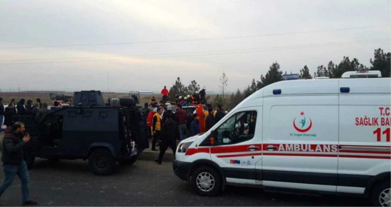 Sur\'da Polisleri Taşıyan Servis Aracına Saldırı: 4 Polis Şehit, 2 Polis Yaralı